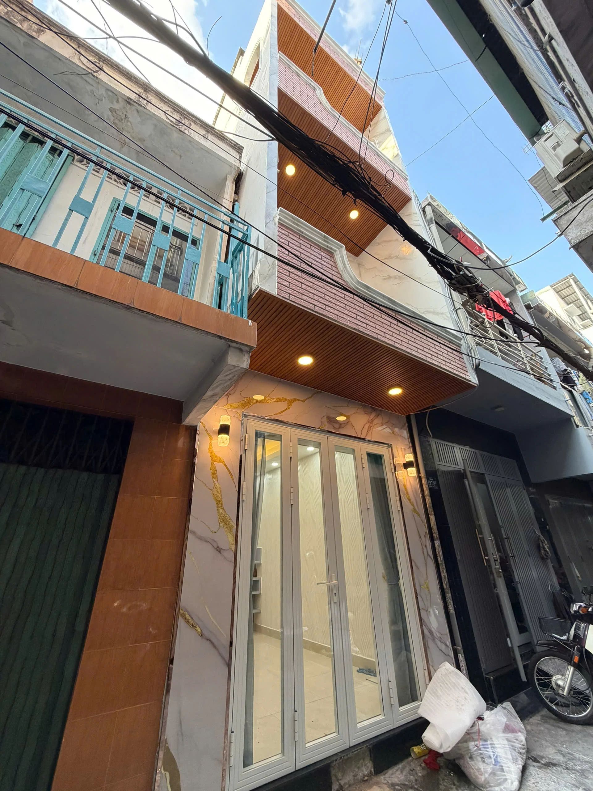 Bán nhà đường Cao Đạt, Quận 5, hẻm 4m thông, 3 tầng, giá 5,88 tỷ ở ngay