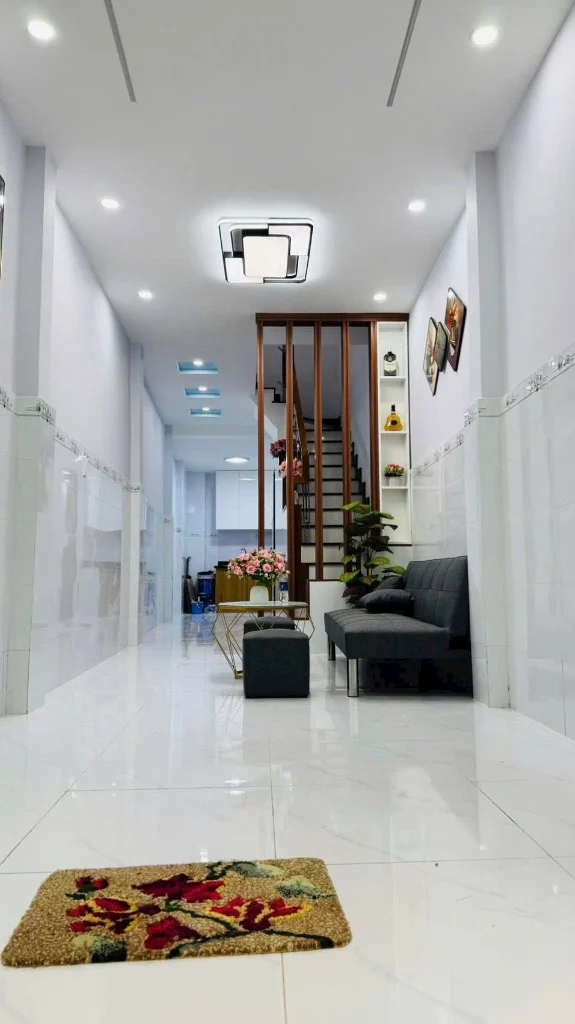 Bán nhà Cách Mạng Tháng Tám, Quận 3, diện tích 35m2, nhà 2 tầng, chỉ 4 tỷ nhỉnh