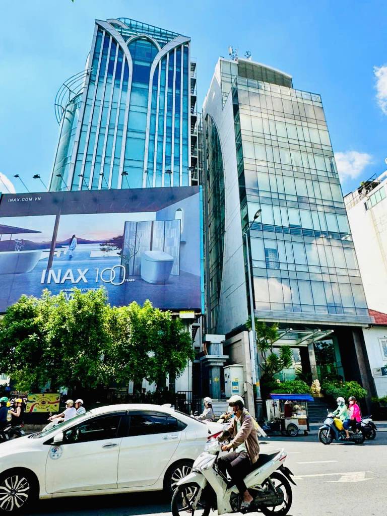 Ngộp bank, bán tòa nhà mặt tiền Ung Văn Khiêm, ngang 6x33m, hầm 7 tầng, HĐT 200tr/tháng, 57 tỷ