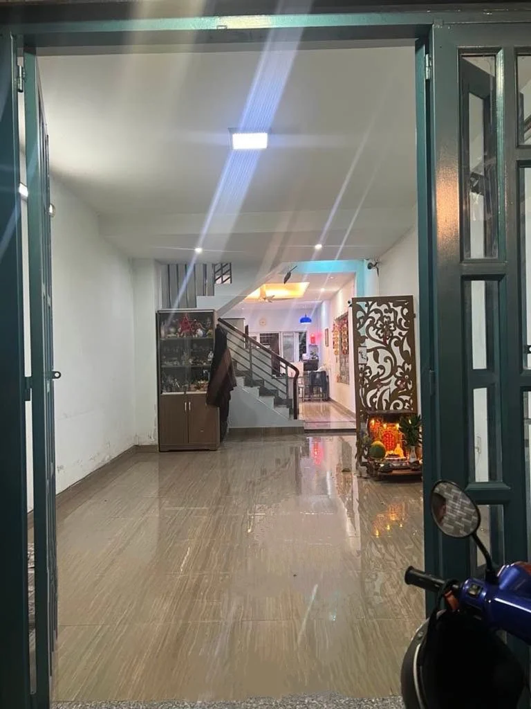 Bán gấp nhà 	Kinh Dương Vương Bình Tân, sát bến xe Miền Tây, tặng full nội thất, giá 5,6 tỷ
