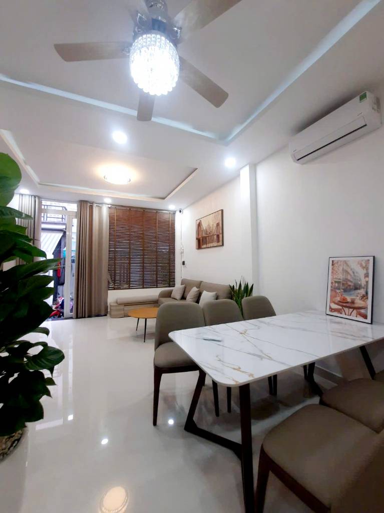 Bán nhà Bình Tân, cách mặt tiền Lê Cơ 400m, ngang hơn 5m, nội thất xịn, nhỉnh 5 tỷ TL