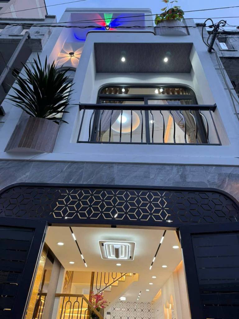 Bán gấp căn nhà ở đường Tạ Quang Bửu, Quận 8, dt 8x18m, giá rẻ