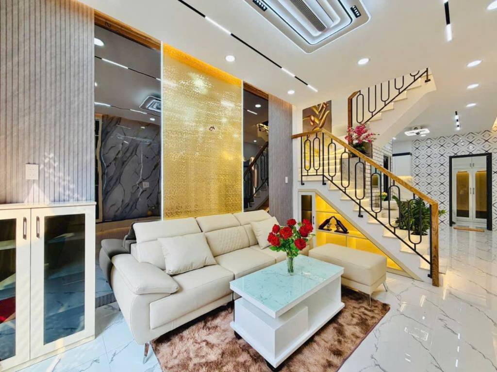 Bán gấp căn nhà ở đường Tạ Quang Bửu, Quận 8, dt 8x18m, giá rẻ