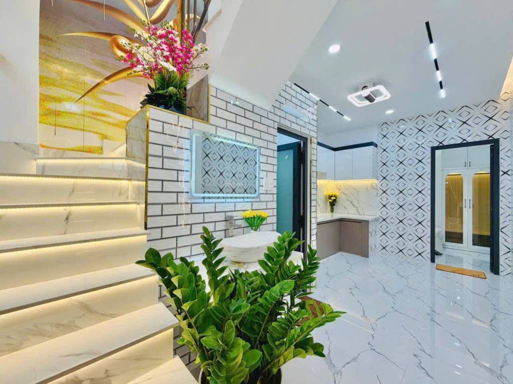 Bán gấp căn nhà ở đường Tạ Quang Bửu, Quận 8, dt 8x18m, giá rẻ