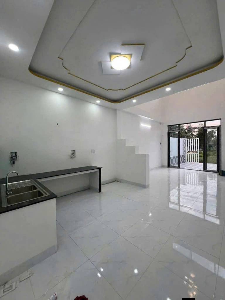 Bán nhà mới xây xã An Thạnh, Bến Lức đối diện Waterproof dt 100m2, 1 lửng 3pn 2wc giá 2,15 tỷ
