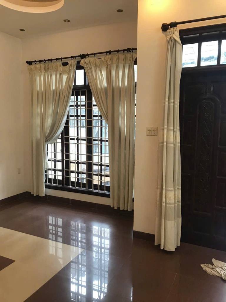 Bán nhà 3 tầng Đặng Tất Nha Trang, hẻm ô tô cách biển Hòn Chồng 300m