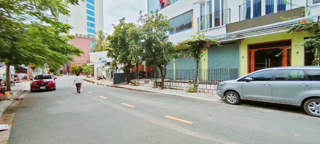 Bán nhà góc 2 mặt tiền hẻm Dương Hiến Quyền Nha Trang, ngang dài 12m, ra biển 150m