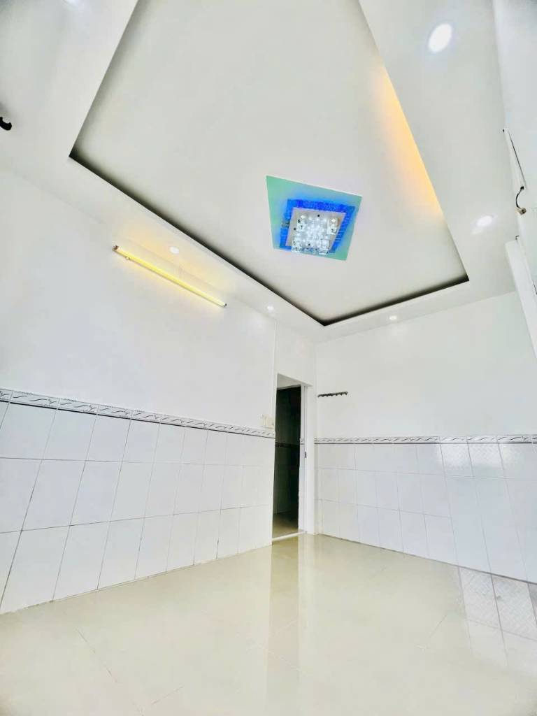 Nhà 2 lầu, 4 phòng ngủ, hẻm 8 mét, đường Lê Văn Quới