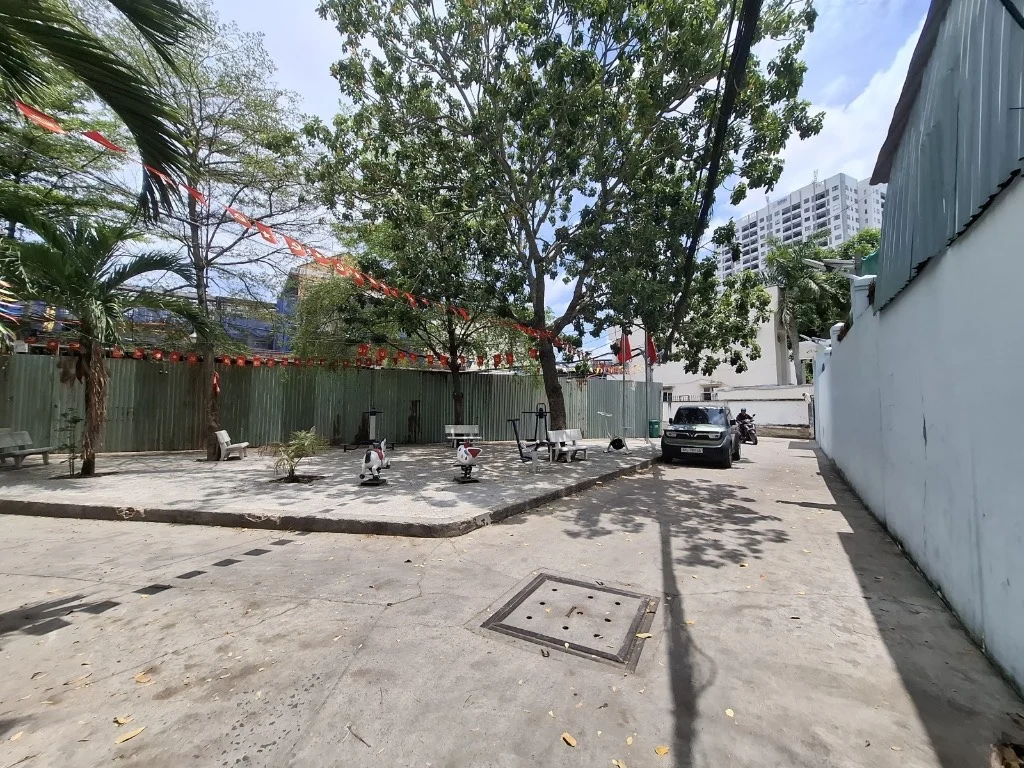 HẺM ÔTÔ ĐỖ CỬA – GẦN PHÚ MỸ HƯNG – NHÀ MỚI Ở LIỀN