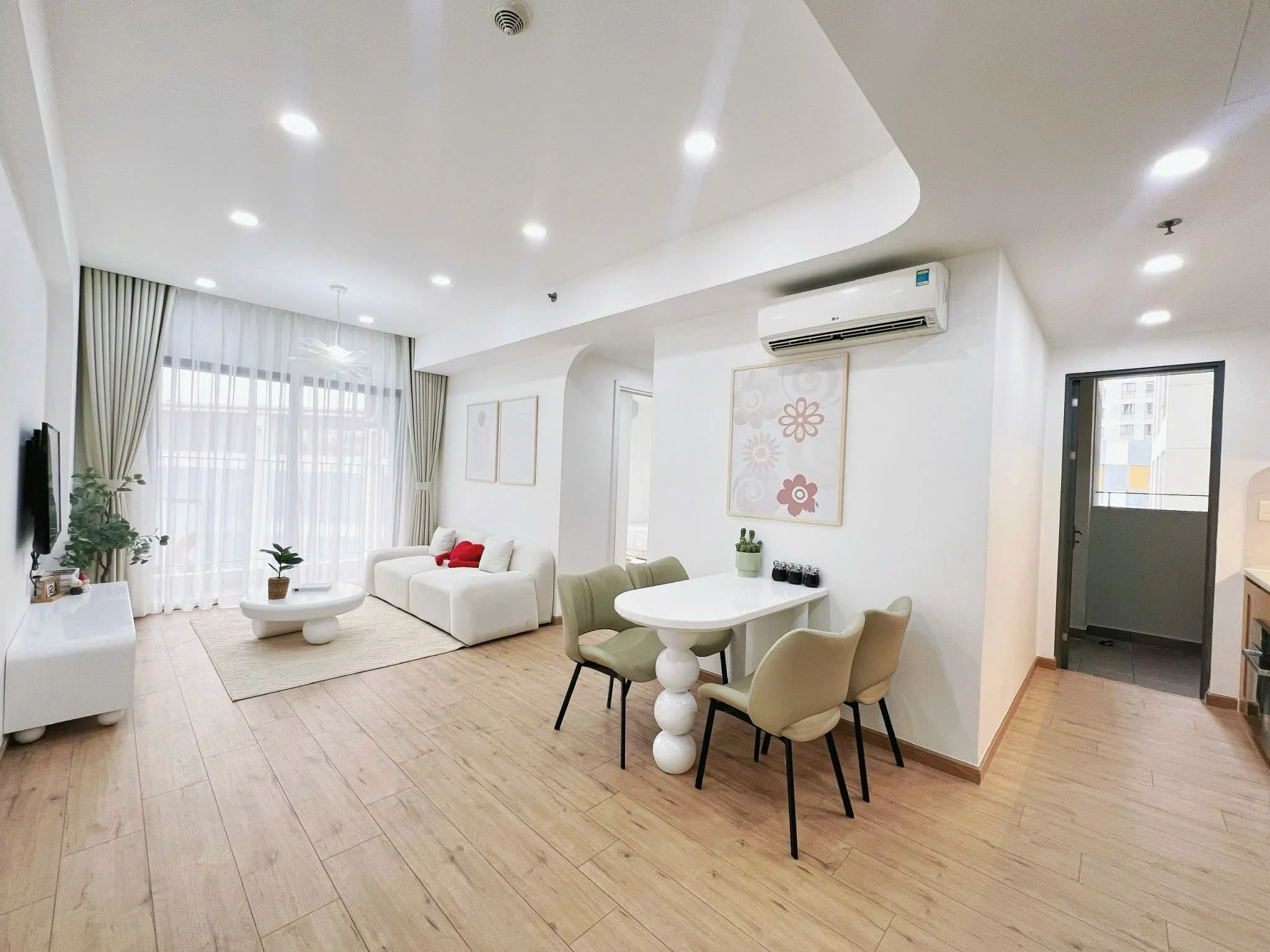 Bán Okevip hiện đang mở Hưng Phúc 3PN, 97m2, full nội thất, xem 24/7, giá chỉ 8,5 tỷ