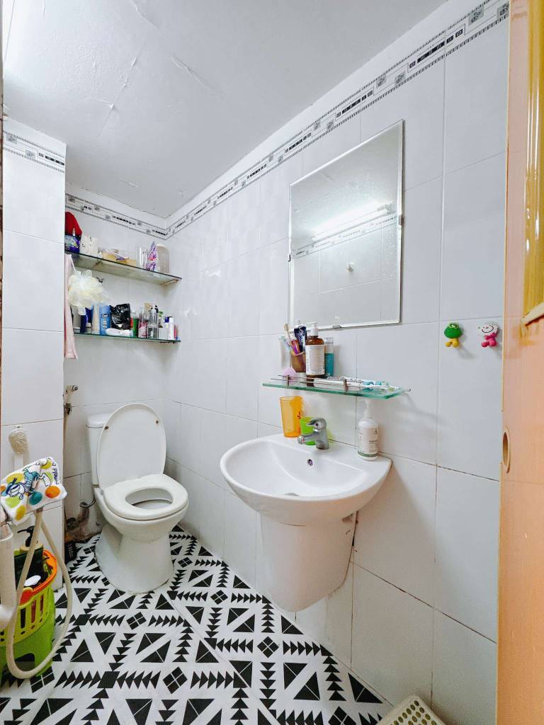 Bán nhà 241/ Bến Vân Đồn, phường 2, Quận 4