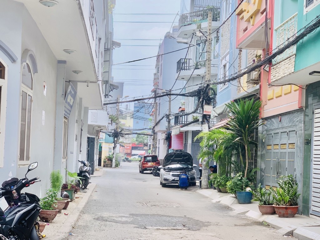 Bán nhà hẻm xe hơi Phan Văn Trị, Bình Thạnh, 4.7x11m, 2 tầng, 3PN, ở ngay, chỉ hơn 5 tỷ