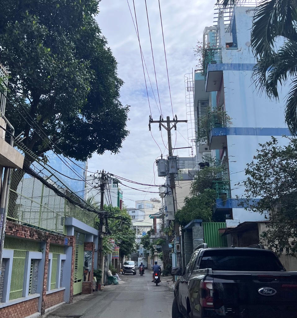 Bán nhà Lê Quang Định, hẻm xe hơi 7 chỗ, 5 tầng có hầm, sân vườn, 4.3x17m, thiết kế biệt thự, hơn 9 tỷ