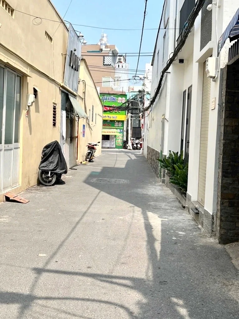 Bán nhà 5x6m Lê Văn Thọ vị trí đẹp cách 1 căn ra hẻm xe hơi ngay chợ Hạnh Thông Tây giá chỉ 3.1 tỷ