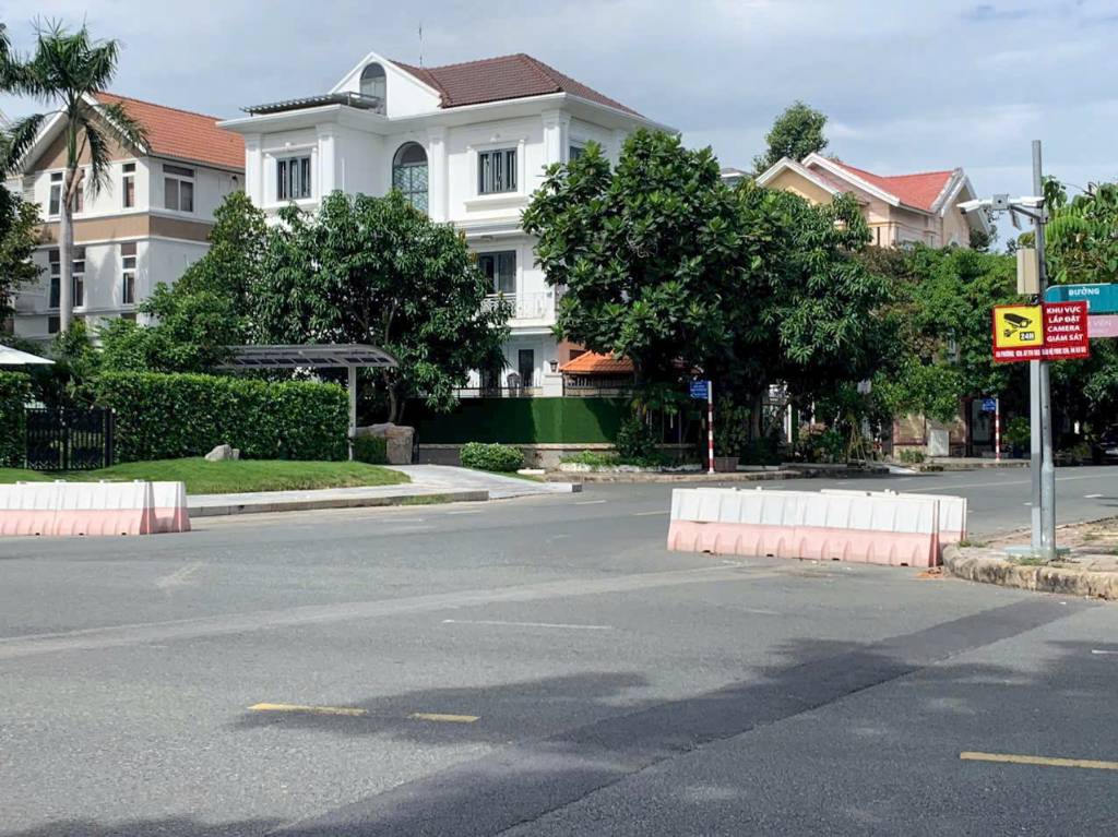 Biệt thự góc 3 mặt tiền, Nam Thông 2, Phú Mỹ Hưng, 285m², 6PN, hồ bơi, hầm, giá 125 tỷ TL