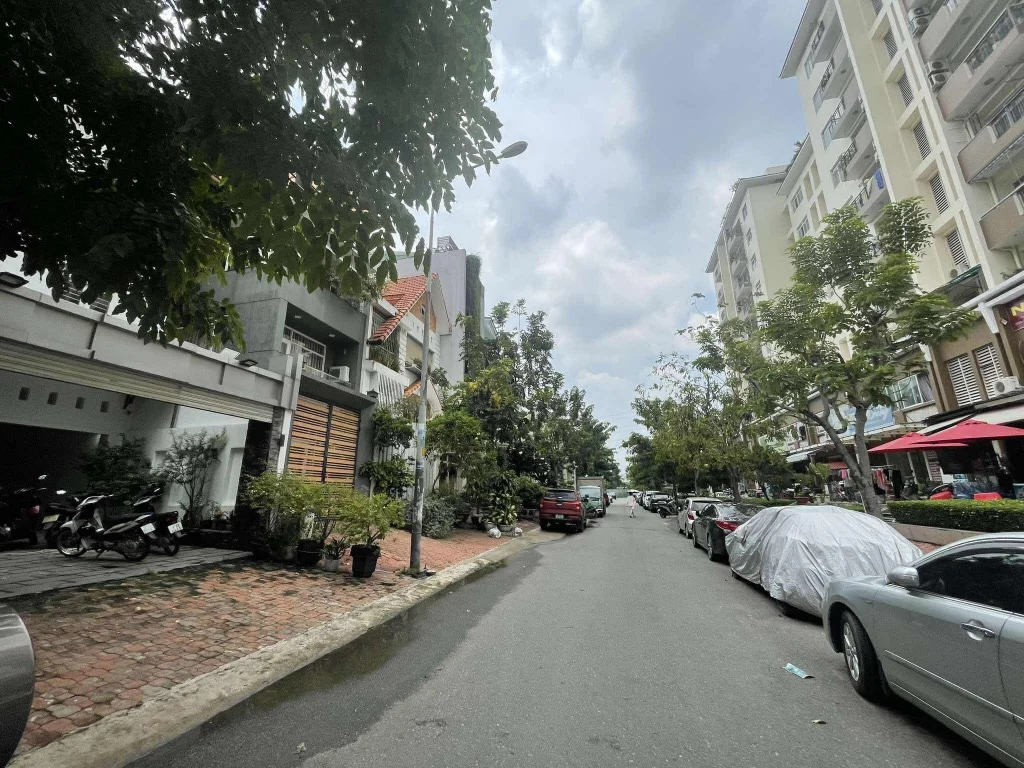Bán biệt thự Trần Trọng Cung, Quận 7, 192m², full nội thất, sổ hồng riêng, giá 29.99 tỷ