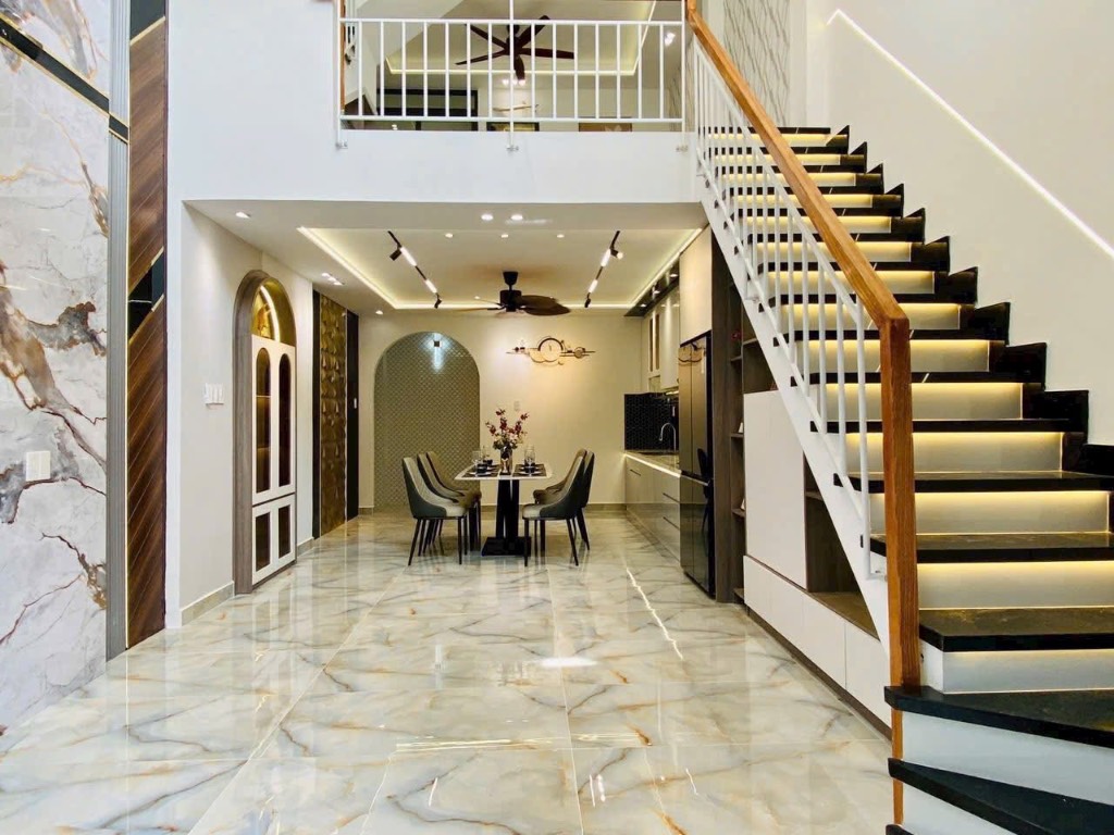 Chính chủ cần bán nhà phố 1 trệt 1 lầu trung tâm Tp. Tân An, Long An, giá chỉ 2 tỷ350, 70m2, SHR