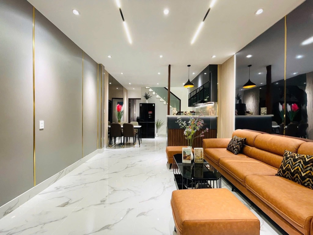 Cần bán nhà phố đẹp, mặt tiền Huỳnh Châu Sổ, Trung tâm Tp. Tân An, Long An, giá 2 tỷ150, 70m2, SHR
