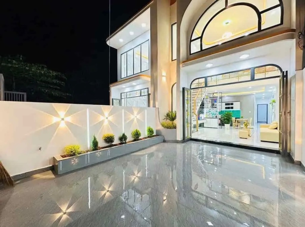 BÁN NHANH NHÀ PHỐ HIỆN ĐẠI GẦN CHỢ BÌNH CHÁNH – LONG AN – 103m² – GIÁ CHỈ 2 TỶ420 SHR