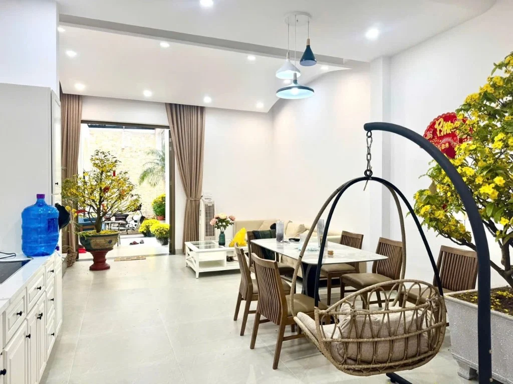 Bán căn hộ 5 tầng hẻm Hùng Vương, Đối diện chợ Đêm Nha Trang, Khu phố Tây sầm uất, Cách biển 300m