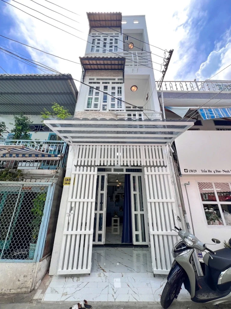 Bán nhà 138 Trần Hưng Đạo, trung tâm Quận Ninh Kiều Cần Thơ, 1 trệt 2 lầu đúc, giá nhỉnh 2 tỷ