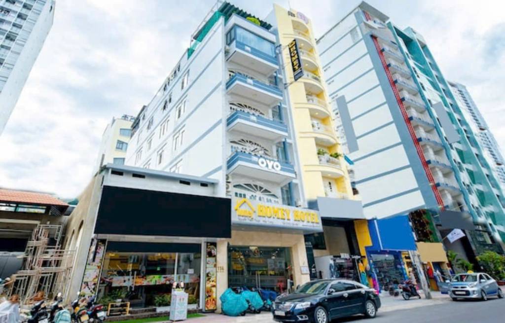 Bán tòa khách sạn Nguyễn Thiện Thuật, đang kinh doanh, 2 mặt tiền, cách biển Trần Phú 350m