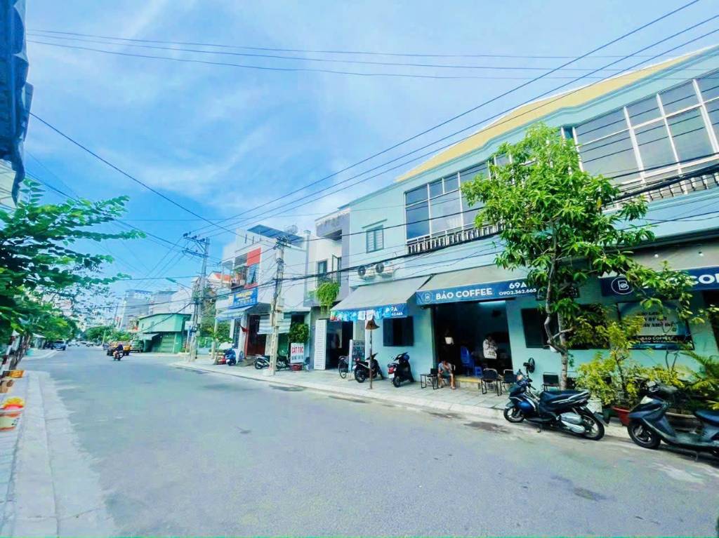 Bán nhà Khúc Thừa Dụ, 2 tầng, cách biển Trần Phú 1,2km