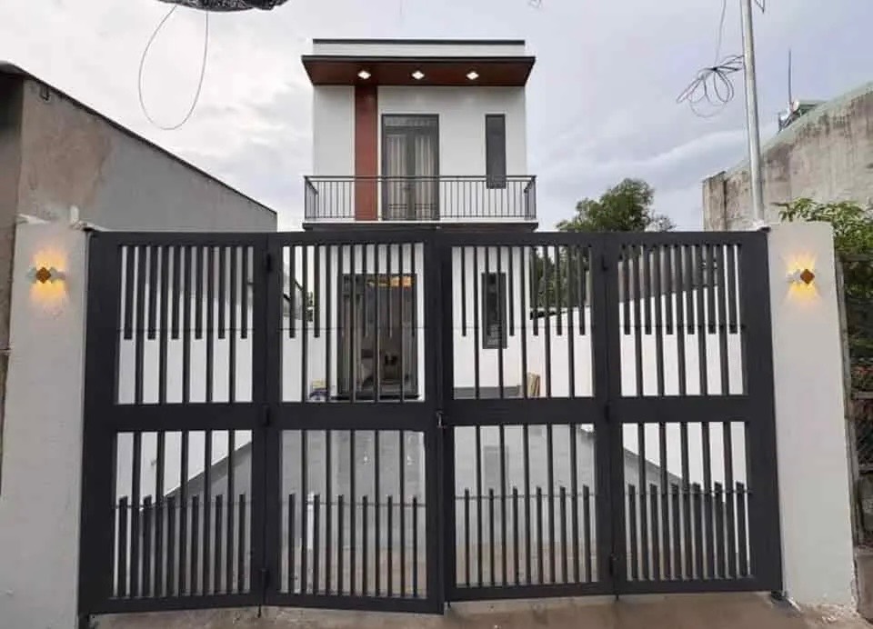 CHỦ BÁN GẤP NHÀ PHỐ HIỆN ĐẠI GẦN CHỢ BÌNH CHÁNH – LONG AN – 103M² – GIÁ 2 TỶ 360 – SHR