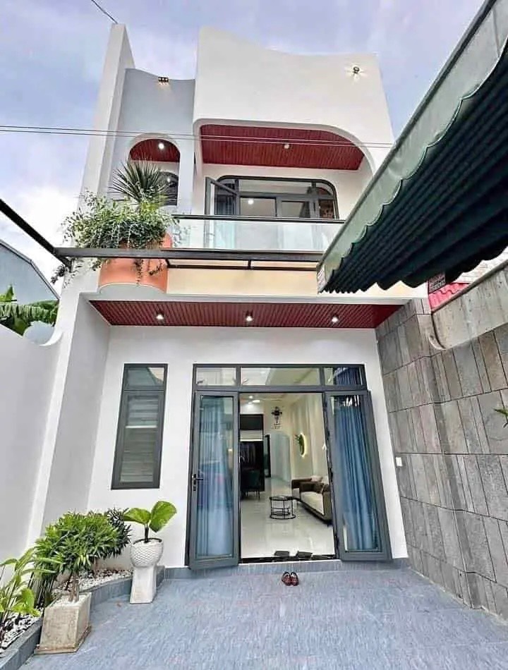 CẦN BÁN GẤP NHÀ PHỐ HIỆN ĐẠI NGAY KHU CÔNG NGHIỆP CẦU TRÀM – LONG AN – 112M² – GIÁ 2 TỶ 450 – SHR