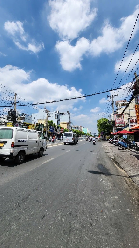 Bán nhà đường Lê Văn Quới, 196m2, mặt tiền kinh doanh, nhà cấp 4 tiện xây cao tầng