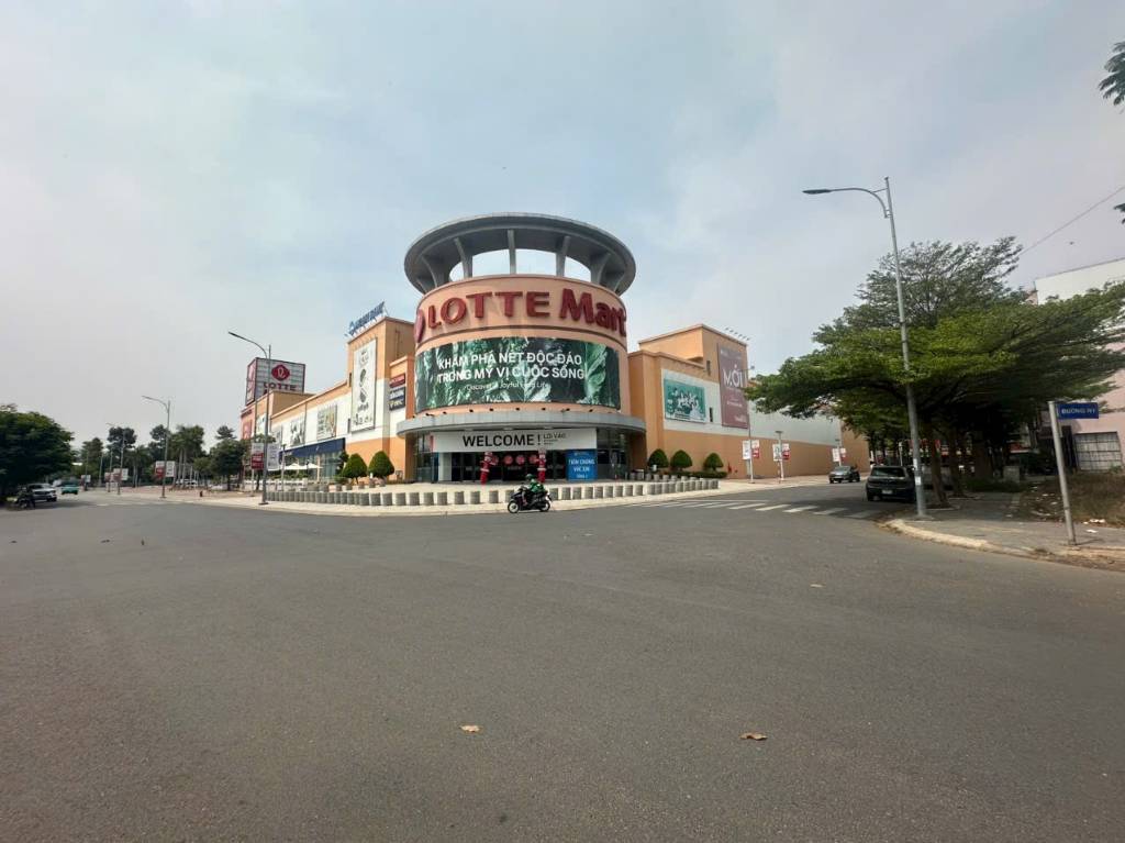 Bán đất nền Lái Thiêu, ngay Lotte Thuận An, có 120m Hoatdongokvip ưu đãi hấp dẫn, đường nhựa 4m, sổ sẵn, giá 4.5 tỷ