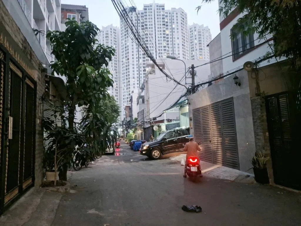 Bán nhà Quận 7, cạnh Kiều Đàm Him Lam, xe hơi trong nhà, ngang 5m dài 16m, trước nhà 10m, chỉ 13 tỷ