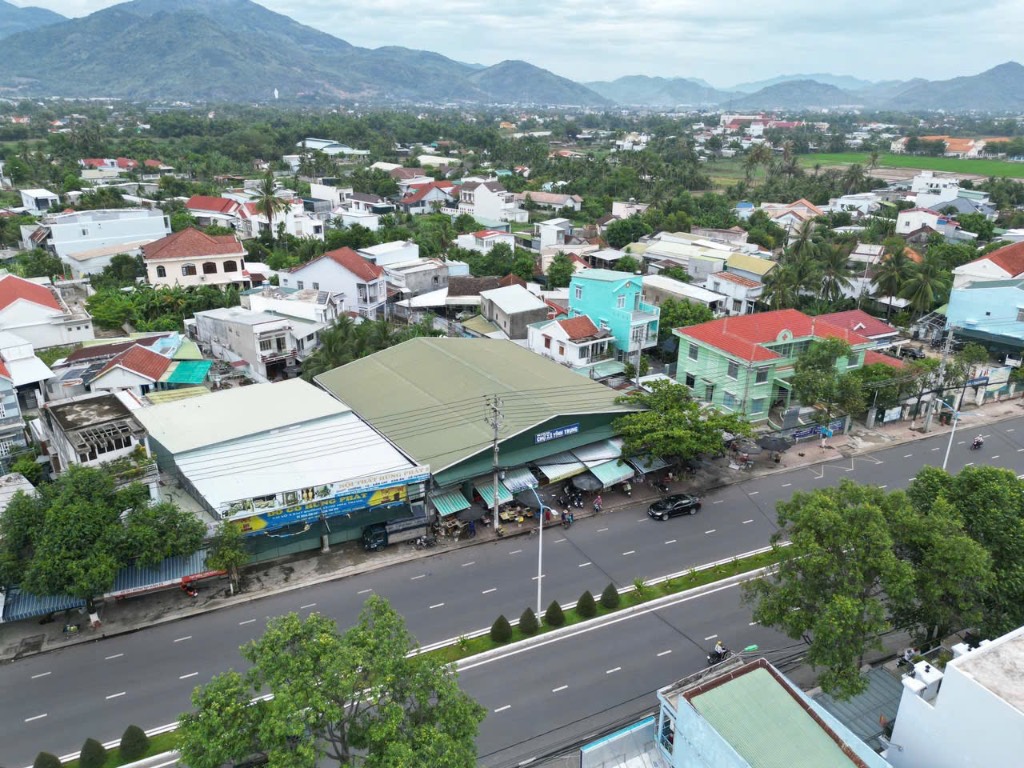 Bán lô đất mặt tiền đường 23/10, ngay chợ Vĩnh Trung, 201m2, có 75m2 Hoatdongokvip ưu đãi hấp dẫn, giá 9 tỷ