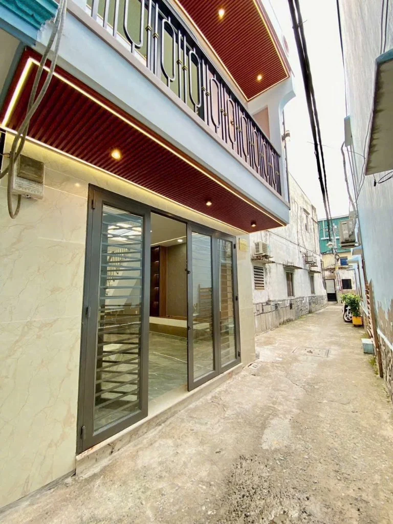 Chính chủ gửi, bán nhà Bình Chánh, 63m2 sổ hồng sẵn, nhà đẹp, giá chưa tới 2 tỷ
