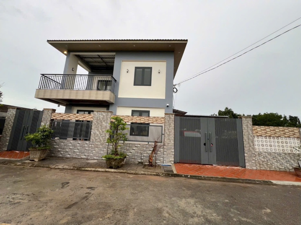 Bán nhà Thị trấn Long Điền,  gần vòng xoay Vũng Vằng, 1 trệt 1 lầu