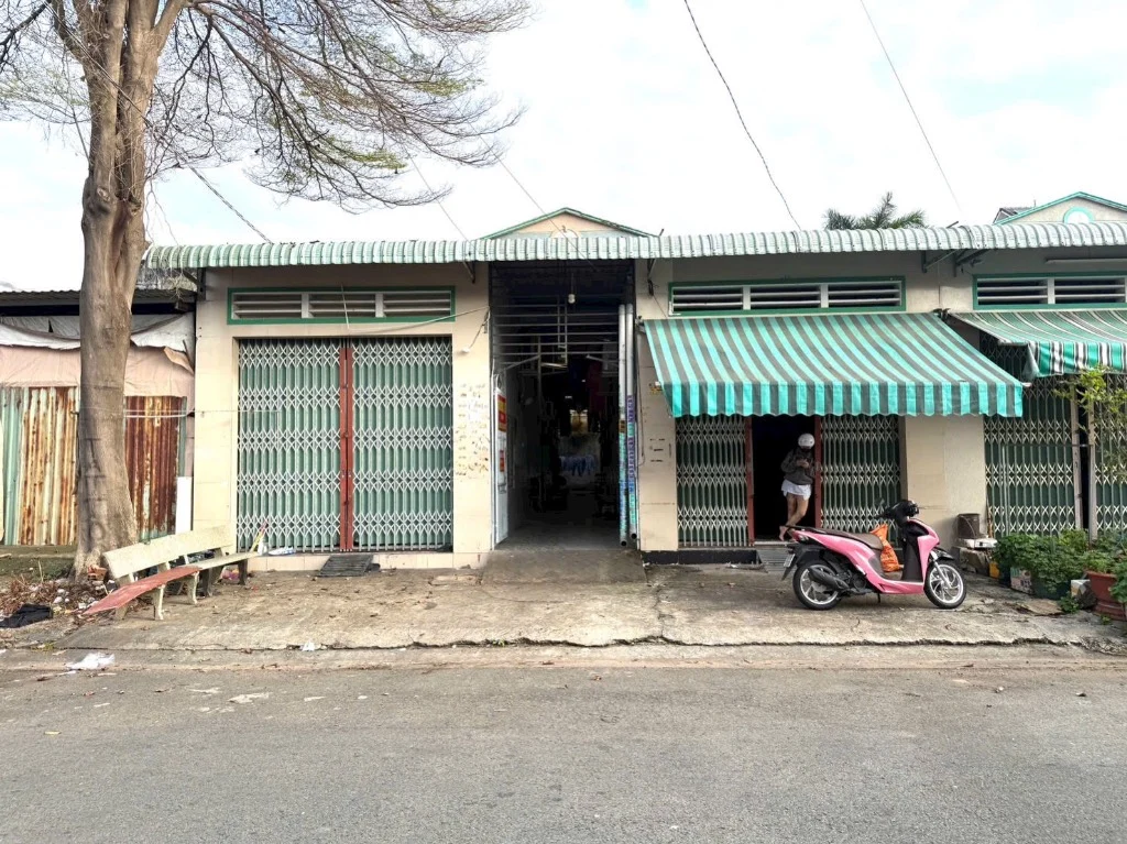 Bán cặp trọ ngay KCN Mỹ Phước 2, Bến Cát, 18 phòng, đường nhựa, sổ sẵn, 300m2, 925 triệu