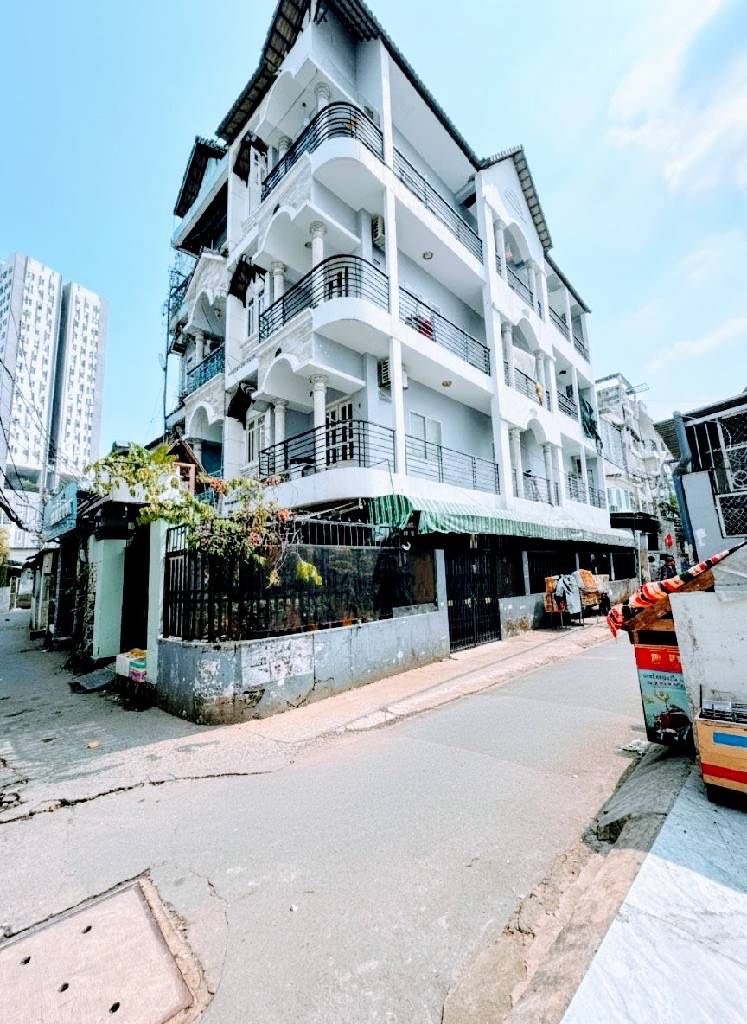 Bán nhà phố 4 tầng Quận 7 – Căn góc, cách MT 35m, 104m², 7PN