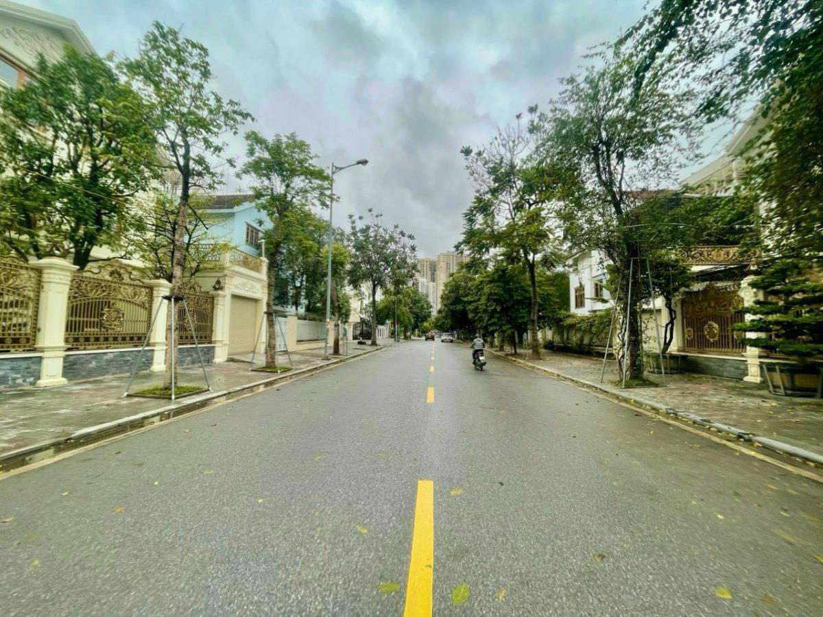 Bán biệt thự Thành Phố Giao Lưu, lô góc, view hồ, full nội thất