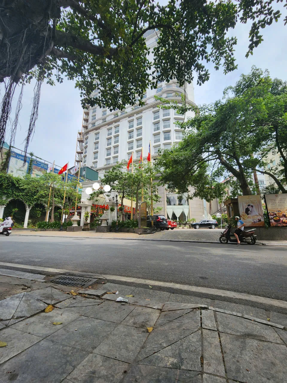 Tòa khách sạn Cầu Giấy Hà Nội, diện tích 430m² 12 tầng, doanh thu khủng, giá 330 tỷ